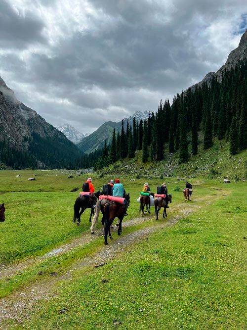 Karakol gorge, riding by horse